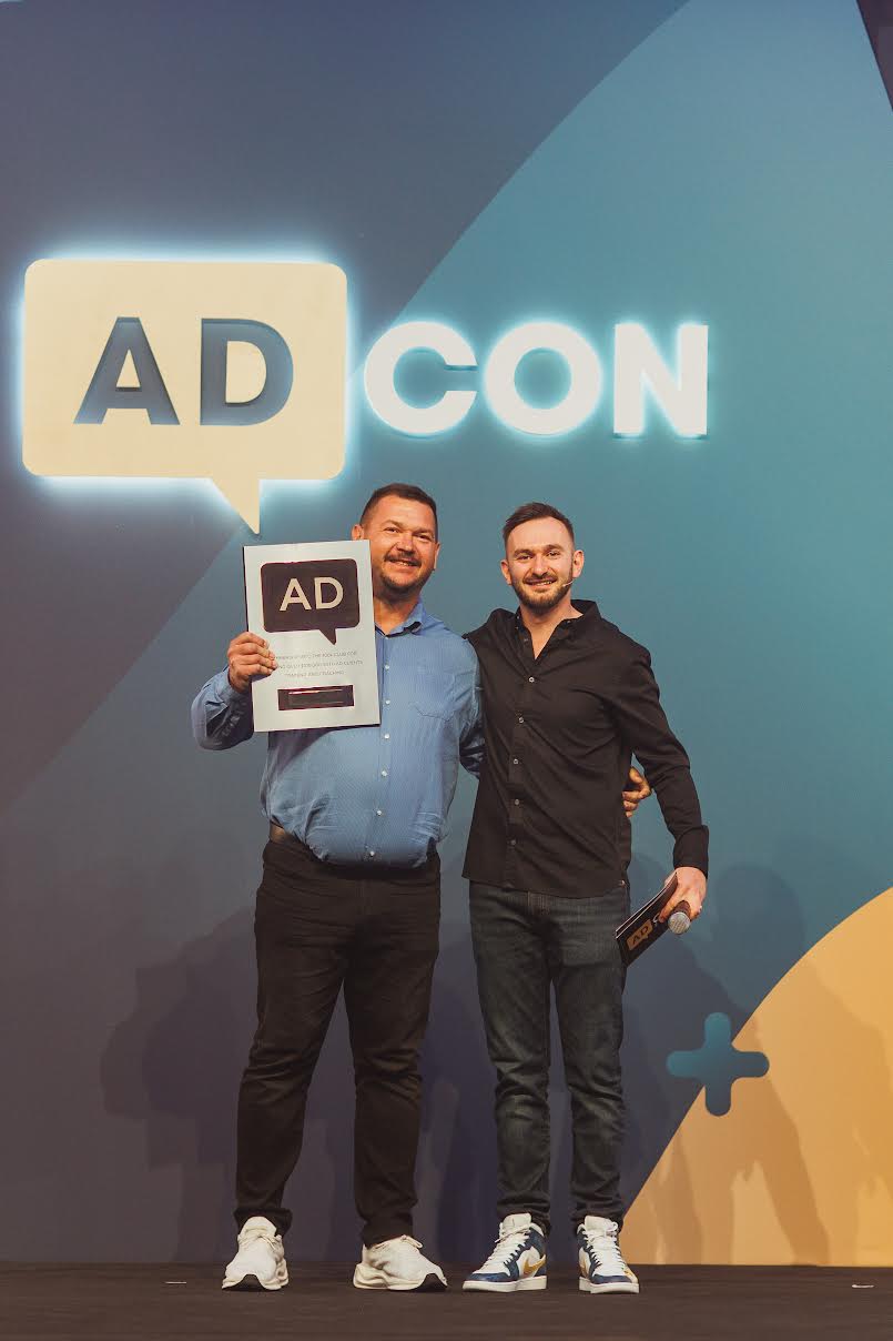 Misi az AdCon színpadán a díjjal